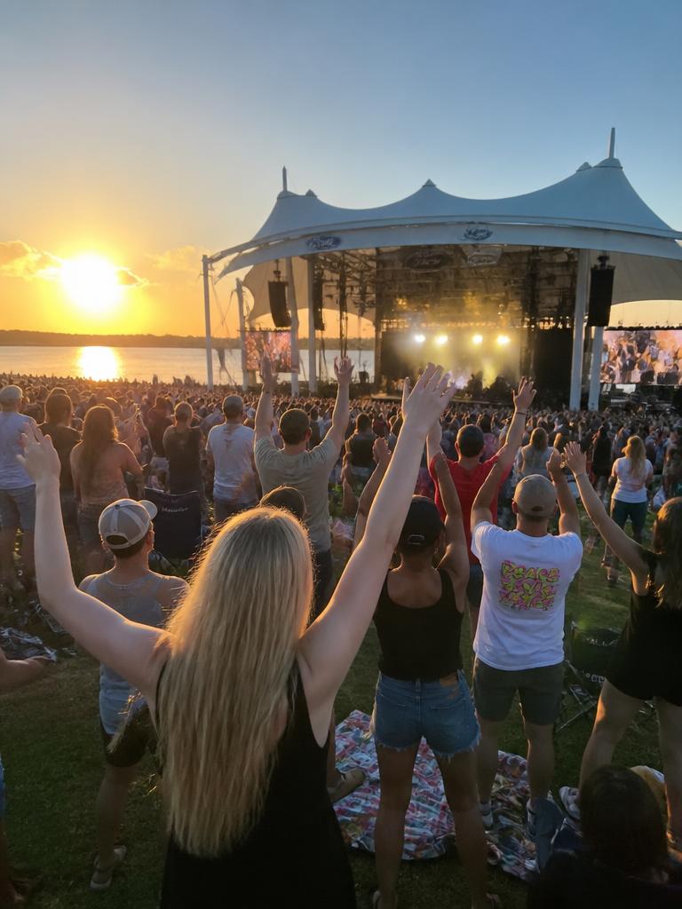 Sunset on the lawn, hands up for the encore #FromTheLawn #BayNights